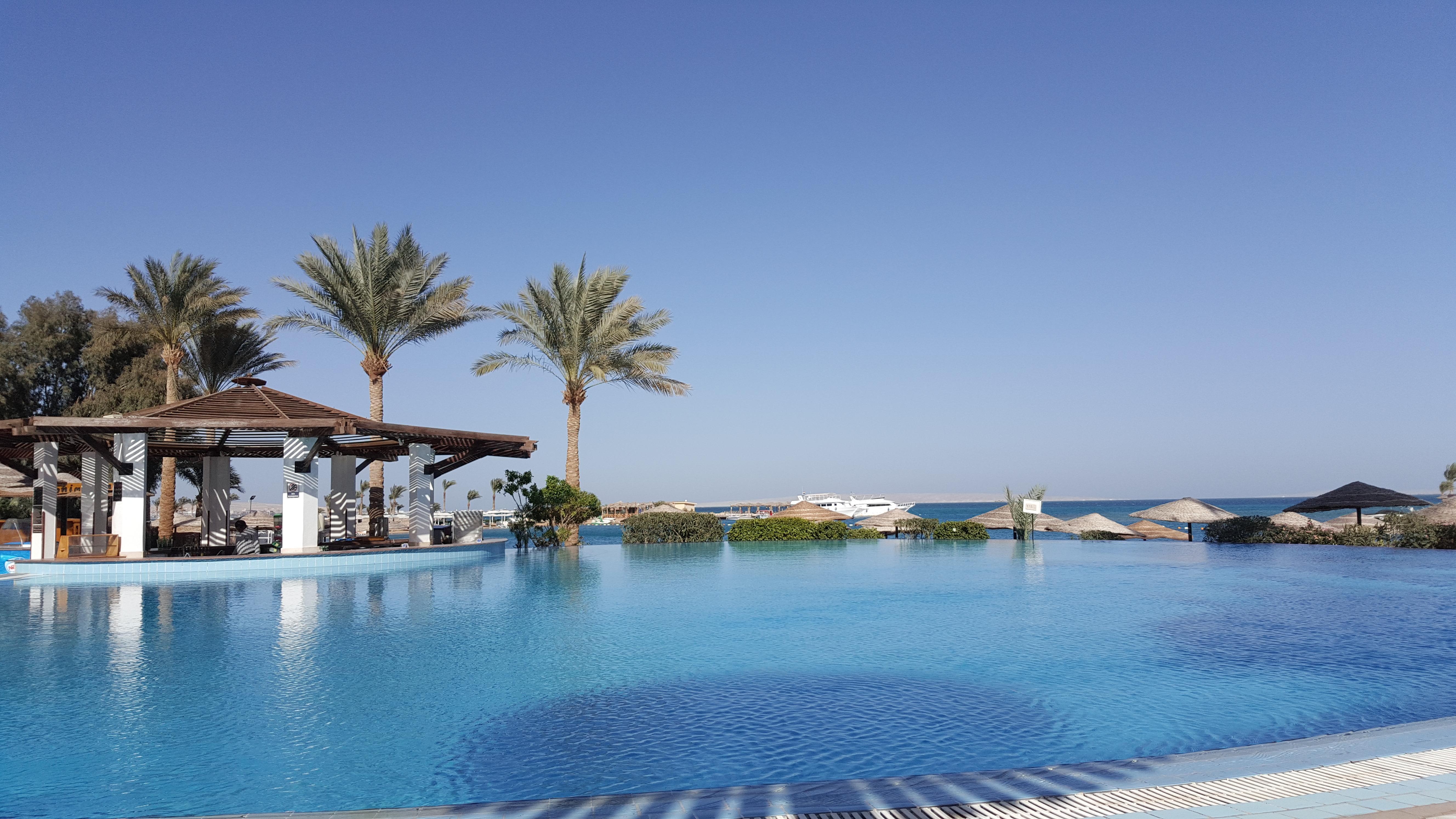 Jaz Casa Del Mar Beach Hurghada Exterior foto The pool at the Cove Rotana Resort