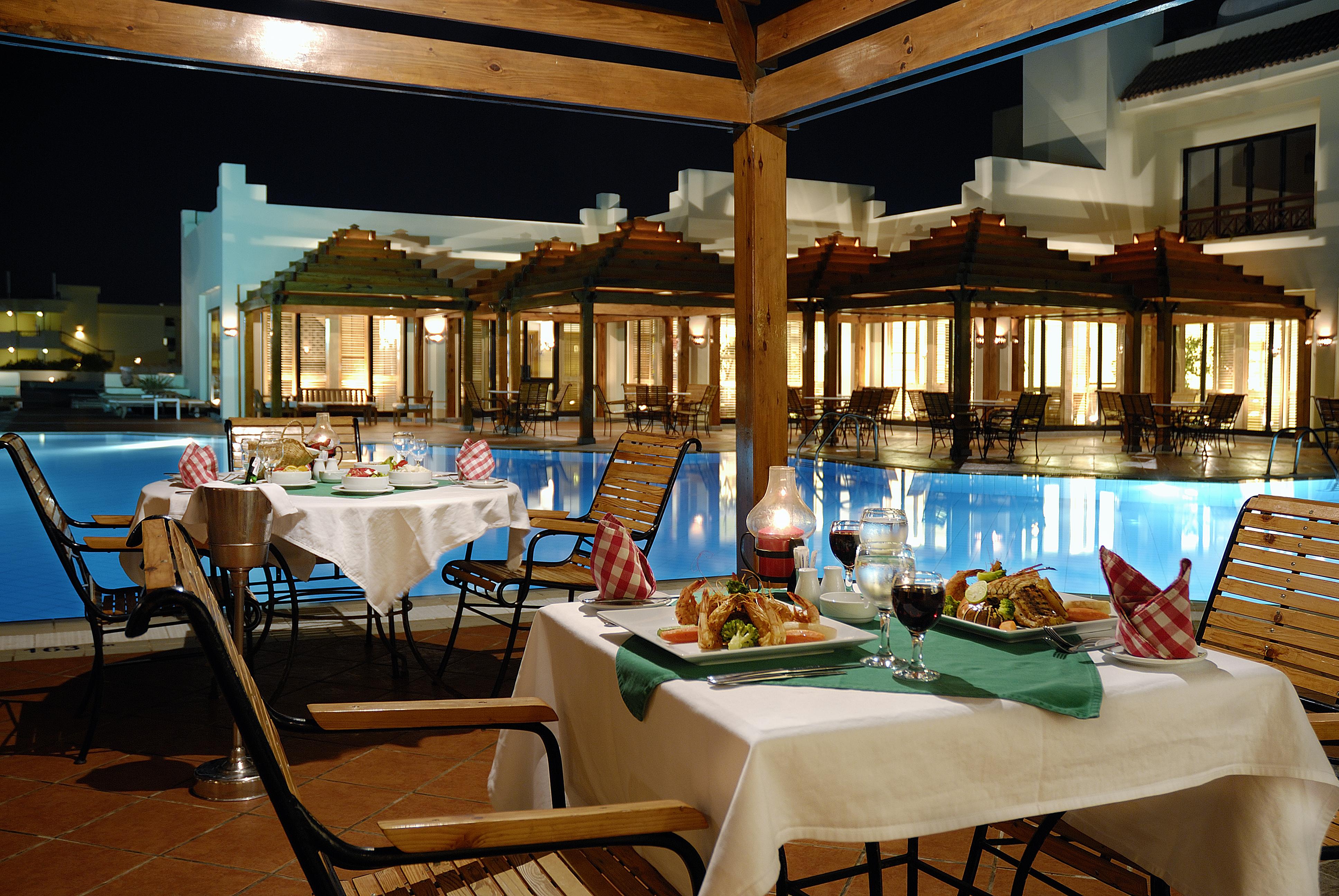 Jaz Casa Del Mar Beach Hurghada Exterior foto The poolside restaurant at the hotel